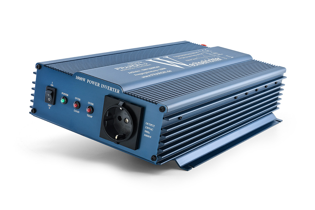 Technische Produktfotografie für Elektrotechnik, Gehäuse und Anschlüsse Technische Produktfotografie eines Spannungswandlers als Freisteller mit klarer Darstellung von Gehäuse, Anschlüssen und Bedienelementen