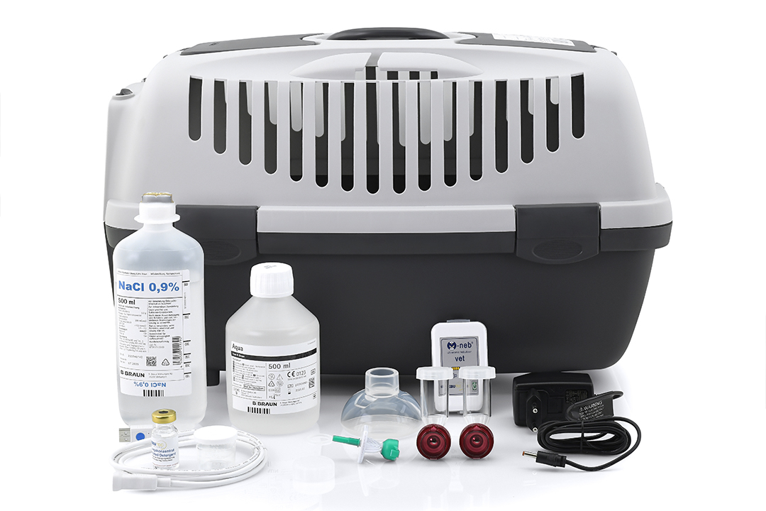 Produktfotograf für Medizintechnik – Geräte, Zubehör und Produktsets Produktfotografie eines medizinischen Inhalationssystems mit Transportbox, Zubehör und Verbrauchsmaterial