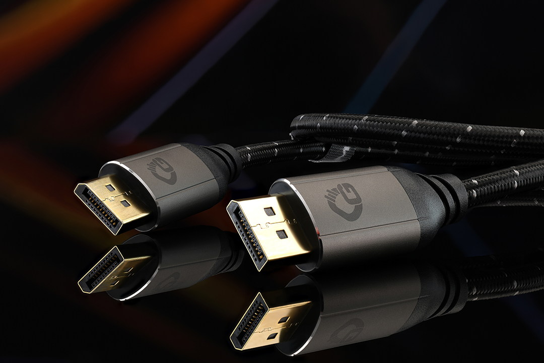 Detailfotografie für Kabel, Metallkontakte und reflektierende Produktoberflächen Detailaufnahme von Oehlbach HDMI-Kabeln mit Goldkontakten, Spiegelung und kontrollierter Reflexionsführung