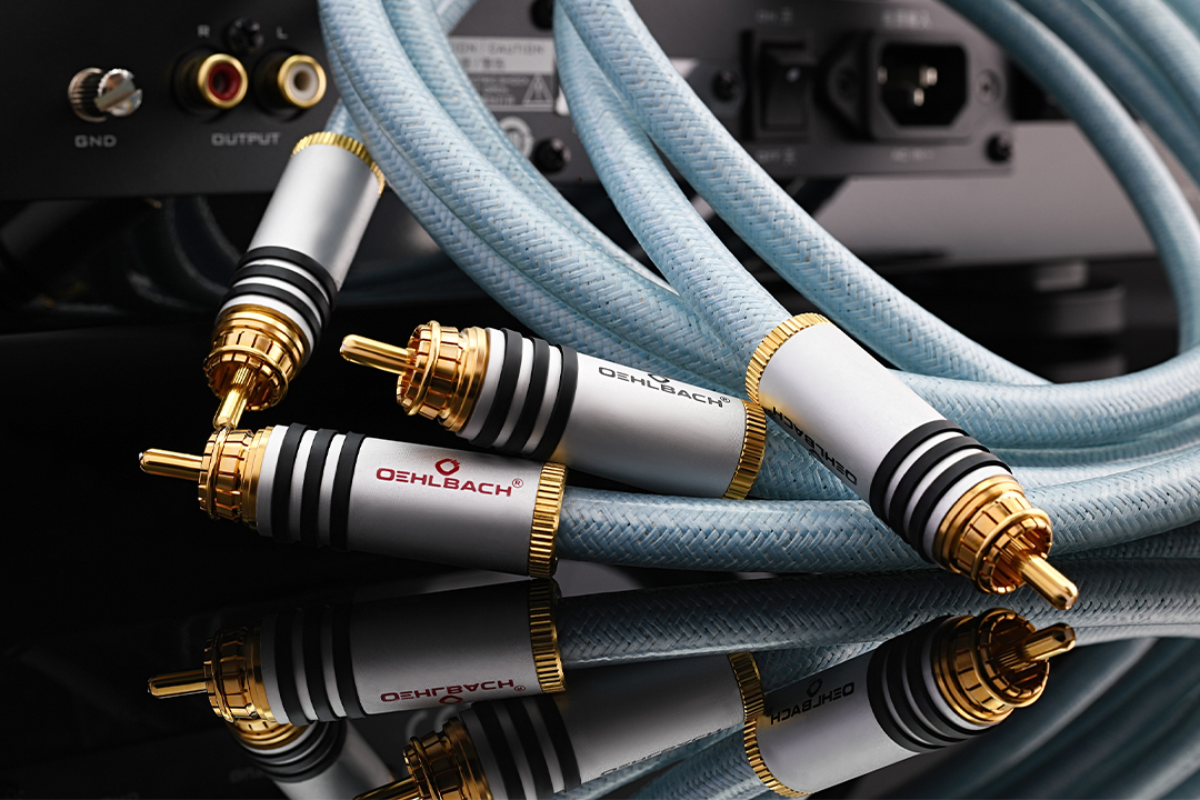 Produktfotografie hochwertiger Oehlbach Audiokabel mit vergoldeten Steckern und reflektierender Oberfläche