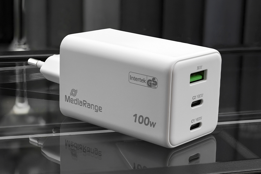 Produktfotografie eines MediaRange 100-Watt-Ladegeräts auf reflektierender schwarzer Oberfläche