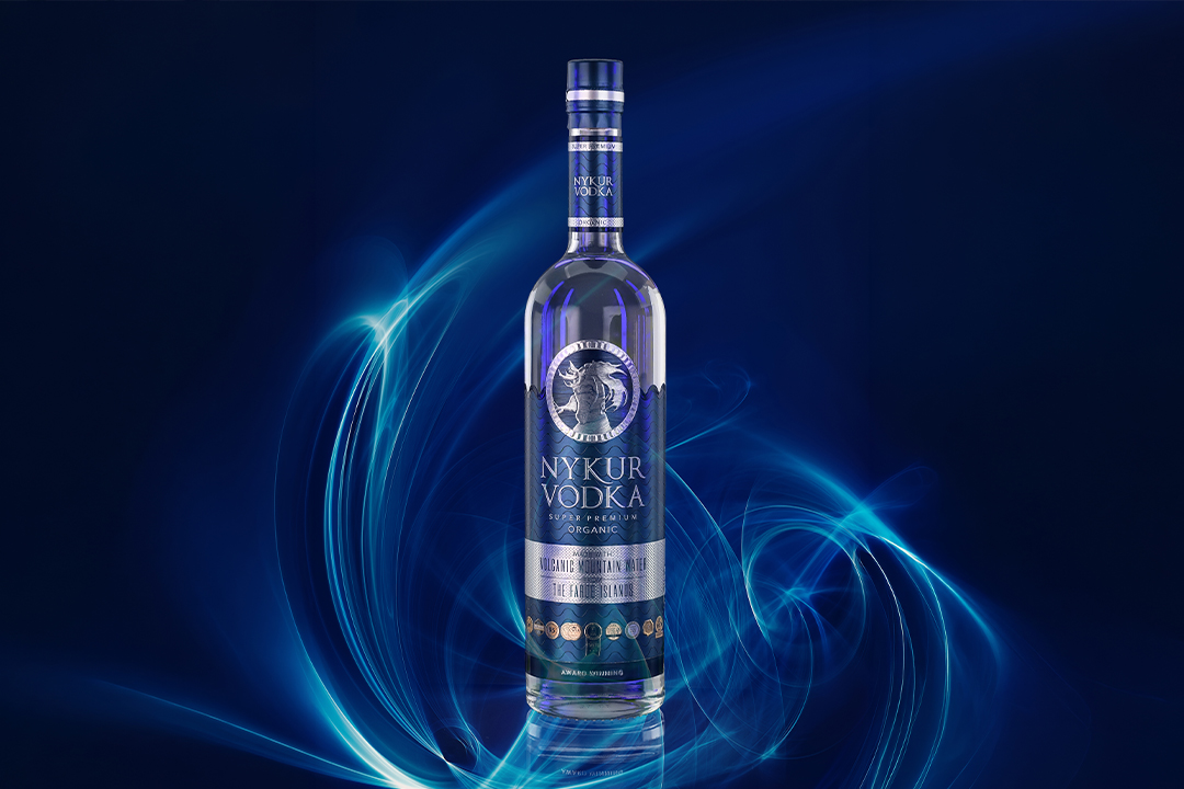 Produktfotografie einer Nykur Vodka Glasflasche mit blauer Lichtinszenierung auf dunklem Hintergrund.