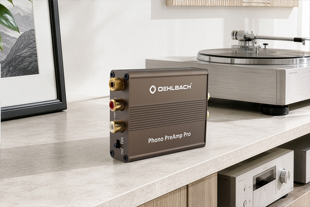 Produktfotografie eines Oehlbach Phono PreAmp Pro vor einem Plattenspieler in moderner HiFi-Umgebung.