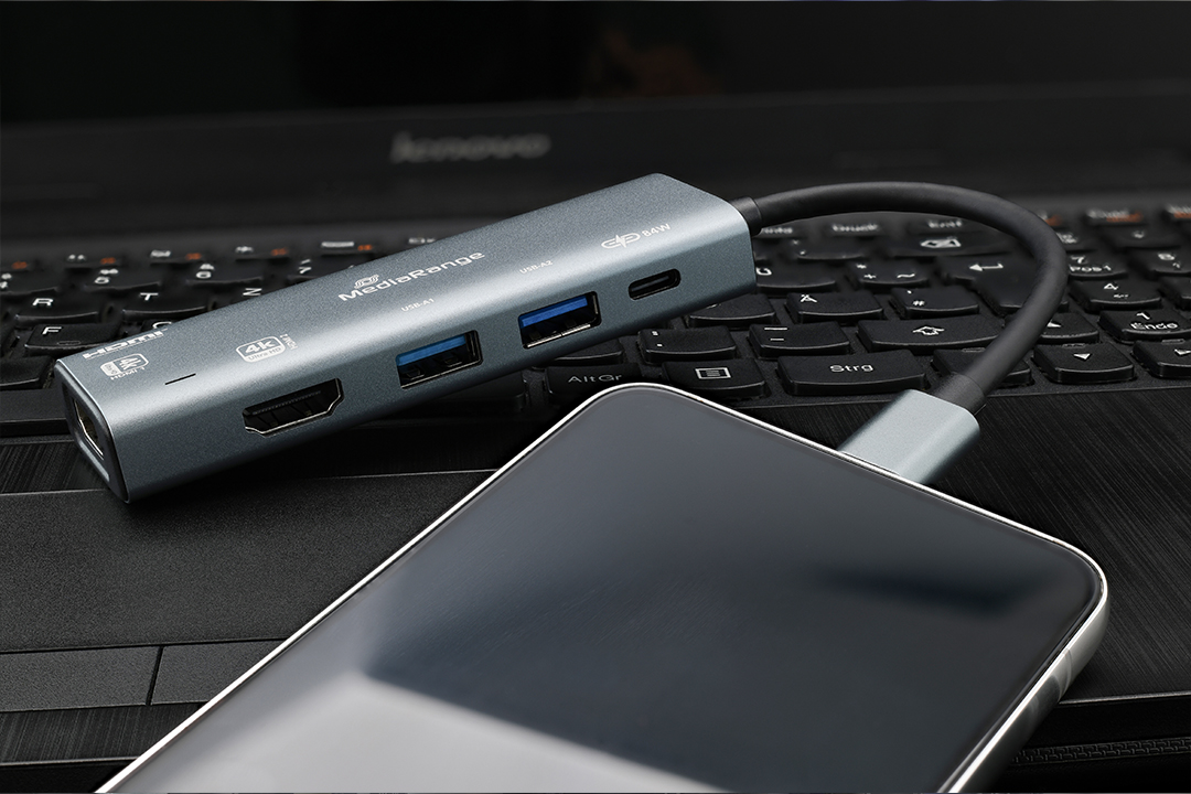 Produktfotografie einer MediaRange Batterie-Produktgruppe mit unterschiedlichen Batteriegrößen und Bauformen