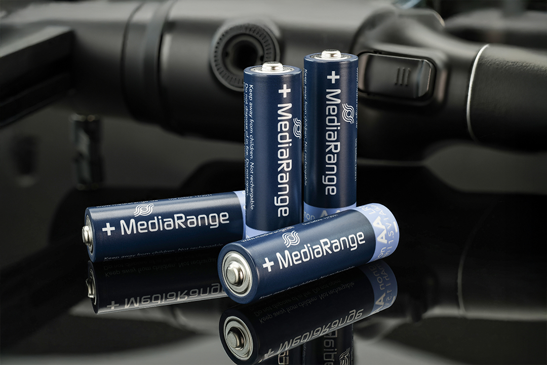 Produktfotografie von MediaRange AA-Batterien mit kontrollierter Lichtführung und klarer Materialdarstellung