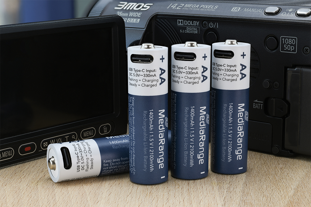 Produktfotografie eines weißen MediaRange Fast Chargers mit USB-C-Anschlüssen