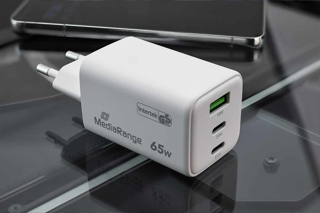 Produktfotografie eines MediaRange USB-C Hubs mit Kartenleser und verschiedenen Anschlüssen