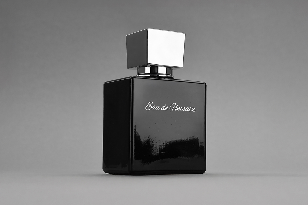 Schwarzer glänzender Parfumflakon in frontaler Produktansicht mit spiegelndem Metallverschluss