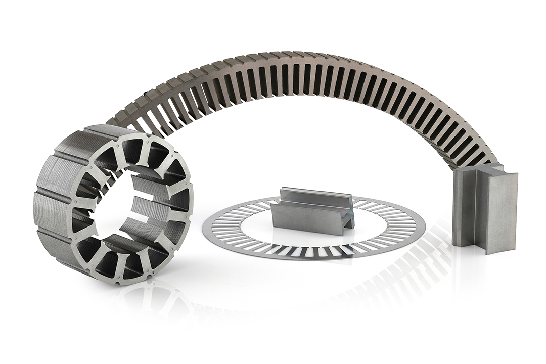 Technische Produktfotografie verschiedener Metallkomponenten von VACUUMSCHMELZE als präzise dargestellte Produktgruppe