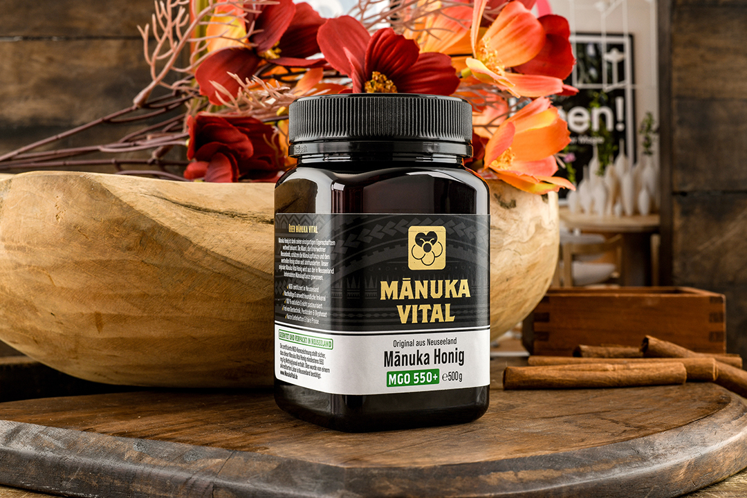 Werbefotografie eines Manuka-Honigs als Produktstillleben mit natürlichem Umfeld und warmer Lichtführung